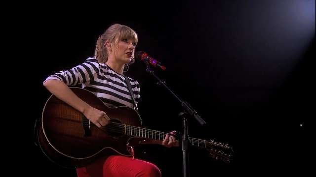 Taylor Swift Kicks Off New Tour 