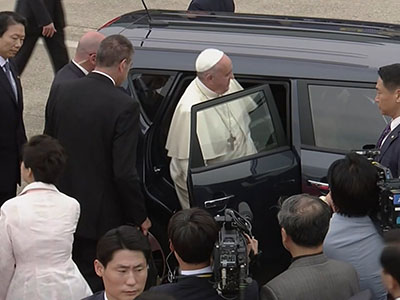 Raw: Pope picks surprising ride for SKorea trip