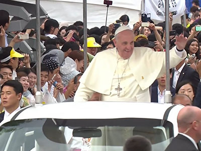 Raw: Pope holds open air mass for Asian youth
