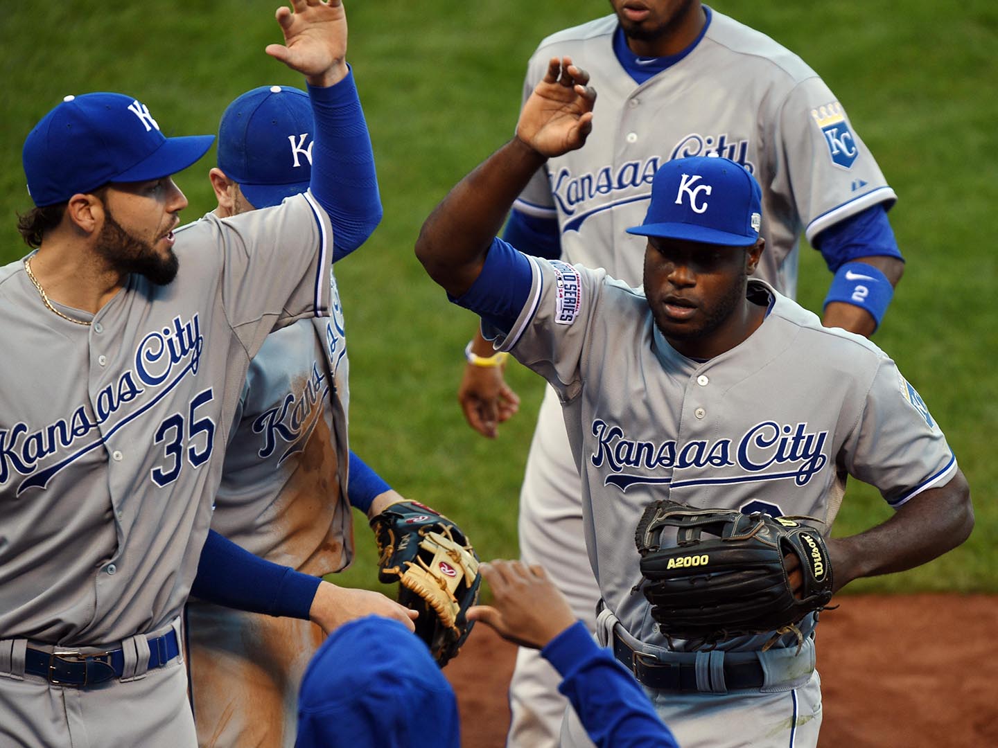 Royals edge Giants to take World Series lead