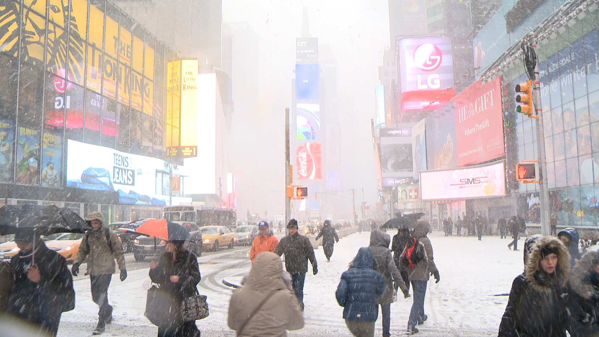 Travelers stranded as snow falls on Manhattan