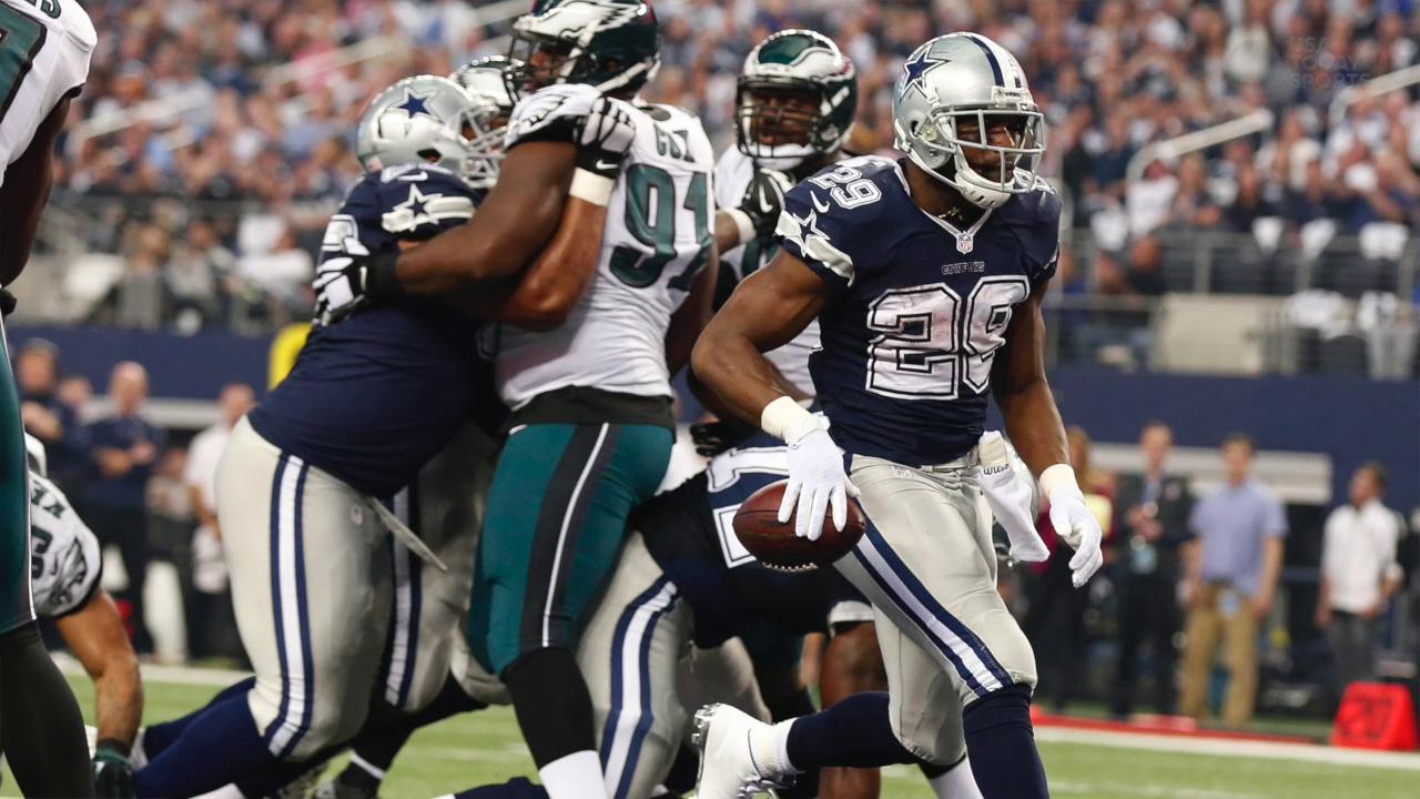 Dallas Cowboys DeMarco Murray rushes against the Philadelphia Eagles during  the first half at AT&T Stadium in Arlington, Texas on December 29, 2013.  UPI/Ian Halperin Stock Photo - Alamy