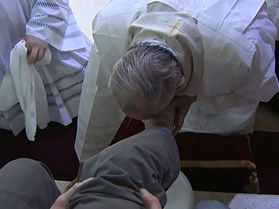 Raw: Pope washes feet of inmates ahead of Easter