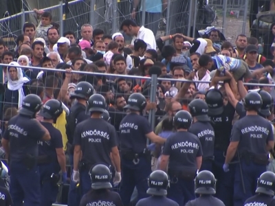 Raw: Migrants Try to Escape from Hungary Camp