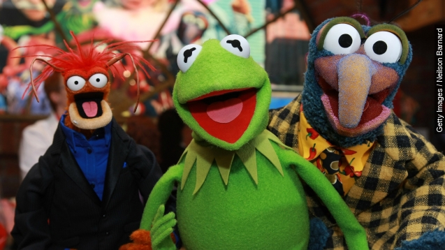 Miss Piggy Talks 'Muppets Now,' Pandemic Fashion, Making Over Kermit – WWD