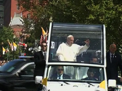 Pope Francis stops D.C. parade to kiss baby