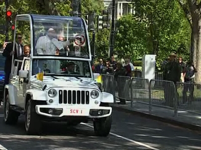 Thousands Pack Pope Parade Route in Washington