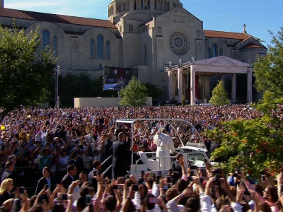 Raw: Huge Crowd Greets Pope Francis Before Mass