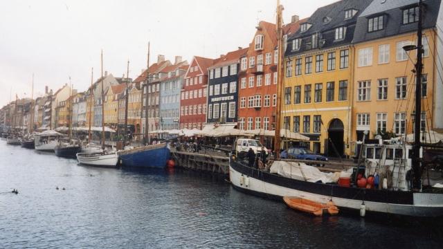 Fact　No.　check:　world's　happiest　Denmark　among　isn't　countries,　but