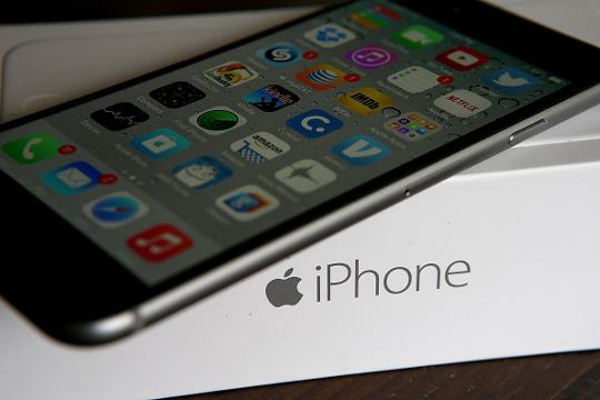 Apple S Iphone Sales Continue To Fall