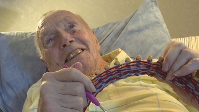 91-year-old-man-knits-hats-for-the-homeless