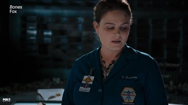 Bones - Emily Deschanel (Dr. Temperance Brennan) and Tamara Taylor (Dr. Camille  Saroyan)