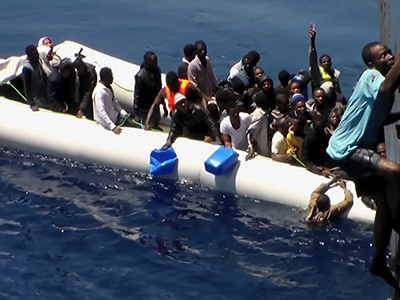 Raw: Video of migrant rescue off sinking dinghy
