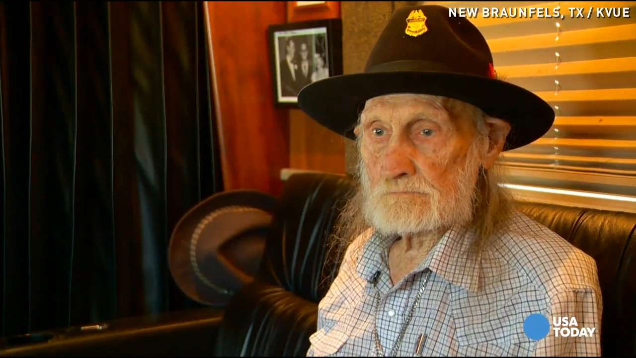Meet Willie Nelsons 90 Year Old Roadie 